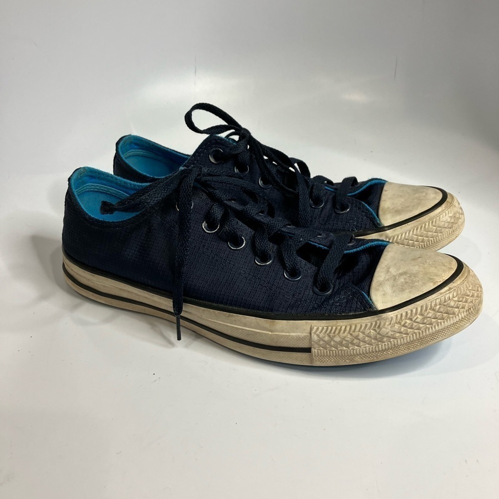 Navy blue Converse sneakers unisex sizing‎